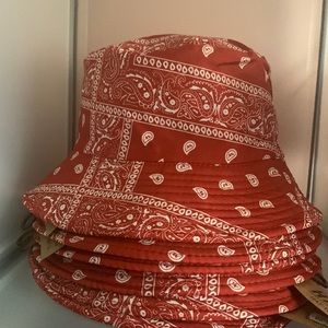 BANDANA PRINT BUCKET HAT